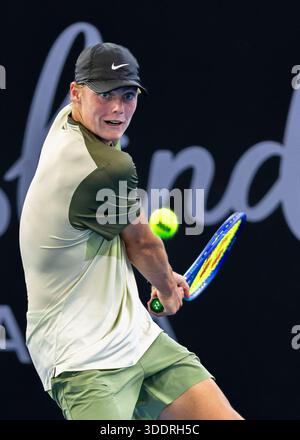 Brisbane, Qld, Australien. Januar 2026. CRUZ HEWITT aus Australien spielt bei seiner Qualifikationsrunde für Männer im Einzelspiel gegen KAMIL MAJCHRZAK aus Polen bei der Brisbane International eine Rückhand. (Kreditbild: © Stephane Thomas/ZUMA Press Wire) NUR REDAKTIONELLE VERWENDUNG! Nicht für kommerzielle ZWECKE! Stockfoto