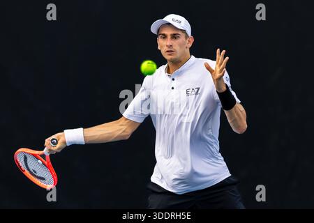 Brisbane, Qld, Australien. Januar 2026. MATTEO ARNALDI aus Italien spielt in der Qualifikationsrunde der Männer Singles gegen HUGO GASTON aus Frankreich bei der Brisbane International eine Vorhand. (Kreditbild: © Stephane Thomas/ZUMA Press Wire) NUR REDAKTIONELLE VERWENDUNG! Nicht für kommerzielle ZWECKE! Stockfoto