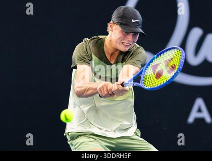 Brisbane, Qld, Australien. Januar 2026. CRUZ HEWITT aus Australien spielt bei seiner Qualifikationsrunde für Männer im Einzelspiel gegen KAMIL MAJCHRZAK aus Polen bei der Brisbane International eine Rückhand. (Kreditbild: © Stephane Thomas/ZUMA Press Wire) NUR REDAKTIONELLE VERWENDUNG! Nicht für kommerzielle ZWECKE! Stockfoto
