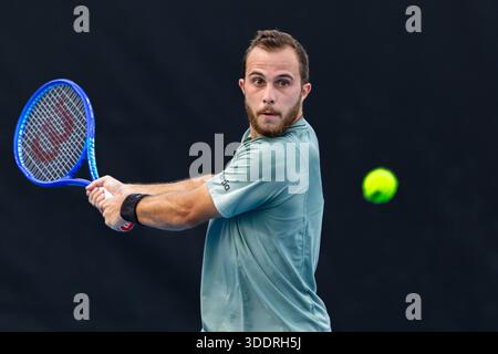 Brisbane, Qld, Australien. Januar 2026. HUGO GASTON aus Frankreich spielt bei der Qualifikationsrunde der Männer Singles gegen MATTEO ARNALDI aus Italien bei der Brisbane International eine Rückhand. (Kreditbild: © Stephane Thomas/ZUMA Press Wire) NUR REDAKTIONELLE VERWENDUNG! Nicht für kommerzielle ZWECKE! Stockfoto
