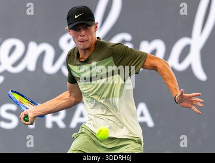 Brisbane, Qld, Australien. Januar 2026. CRUZ HEWITT aus Australien spielt in der Qualifikationsrunde der Männer-Singles gegen KAMIL MAJCHRZAK aus Polen bei der Brisbane International eine Vorhand. (Kreditbild: © Stephane Thomas/ZUMA Press Wire) NUR REDAKTIONELLE VERWENDUNG! Nicht für kommerzielle ZWECKE! Stockfoto