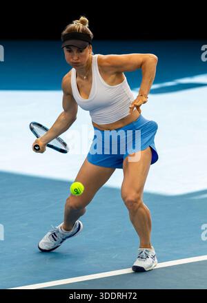 Brisbane, Qld, Australien. Januar 2026. YULIA PUTINTSEVA aus Kasachstan spielt in ihrer Qualifikationsrunde der Frauen-Singles gegen OLIVIA GADECKI aus Australien bei der Brisbane International eine Vorhand. (Kreditbild: © Stephane Thomas/ZUMA Press Wire) NUR REDAKTIONELLE VERWENDUNG! Nicht für kommerzielle ZWECKE! Stockfoto