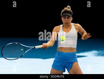 Brisbane, Qld, Australien. Januar 2026. YULIA PUTINTSEVA aus Kasachstan spielt in ihrer Qualifikationsrunde der Frauen-Singles gegen OLIVIA GADECKI aus Australien bei der Brisbane International eine Vorhand. (Kreditbild: © Stephane Thomas/ZUMA Press Wire) NUR REDAKTIONELLE VERWENDUNG! Nicht für kommerzielle ZWECKE! Stockfoto