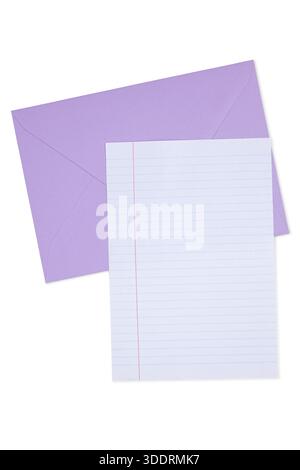 Violetter Briefumschlag mit einem leeren Blatt liniertem Papier, gut für Notizen oder Korrespondenz. Draufsicht, isoliert auf weißem Hintergrund. Stockfoto