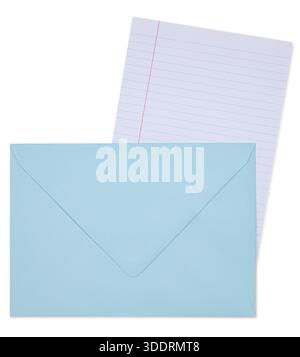 Blauer Umschlag mit einem Blatt liniertem Schreibpapier zum Senden von Nachrichten. Draufsicht, isoliert auf weißem Hintergrund. Stockfoto