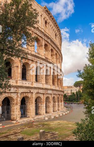 Das Kolosseum in Rom, Italien, tagsüber Ausblicke. Stockfoto