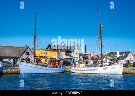 Fischerboote liegen im kleinen Fischerhafen von Ebeltoft, Jütland, Dänemark Stockfoto