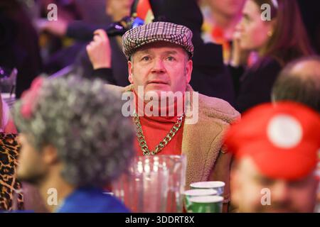 Alexandra Palace, London, Großbritannien. Januar 2026. 2025 PDC Paddy Power World Darts Championship Day neunzehn; Fan gekleidet als “Del Boy” Credit: Action Plus Sports/Alamy Live News Stockfoto