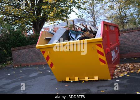 Voll GB Überspringen Müllabfall uk Abfallwirtschaft Logistik Müllabfall überlaufen auf Deponien nach der Beseitigung Stockfoto