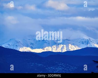 Schneebedeckte Bergkette Unter Dem Dramatischen Blauen Himmel Mit Überlagerten Wolken Stockfoto