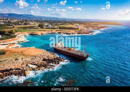 Verlassenes Schiffswrack von Edro III. An der Küste von Peyia in der Nähe von Paphos, Zypern. Historische Edro III Schiffswrack-Stätte am Ufer des Wassers in Zypern. Antenne V Stockfoto