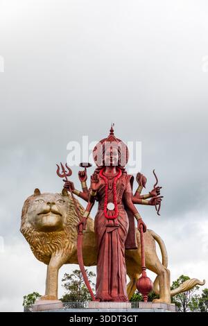 Eine mächtige Statue der hinduistischen Göttin Durga Maa mit einem goldenen Löwen im heiligen Ganga Talao. Shiva-Statue im Grand Bassin-Tempel, dem höchsten SH der Welt Stockfoto