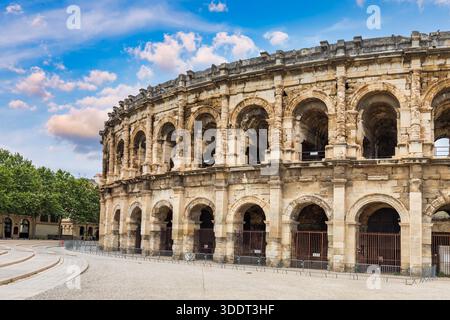 Dieses historische römische Amphitheater in Nimes zeigt antike Architektur. Historisches römisches Amphitheater in Nimes, Gard, Frankreich mit wunderschönem Himmel. Nimes Stockfoto