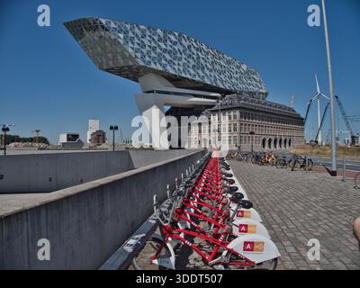 Amberes-Antwerpen-Belgien-12. August 2024, architektonischer Kontrast: Zaha Hadids modernes Antwerpener Hafenhaus (Havenhuis) über dem historischen Gebäude Stockfoto