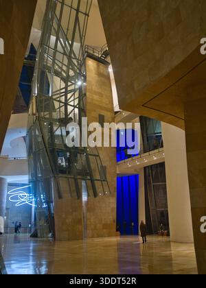 bilbao-Autonome Gemeinschaft des Baskenlandes-Spanien-24. November 2022, das markante Atrium im Inneren des Guggenheim Museums Bilbao, mit dem Stockfoto