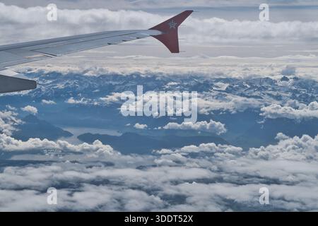 bilbao-Autonome Gemeinschaft des Baskenlandes-Spanien-14. April 2025,Ein Blick auf die schneebedeckten Schweizer Alpen und einen großen See vom Flügel eines an aus gesehen Stockfoto