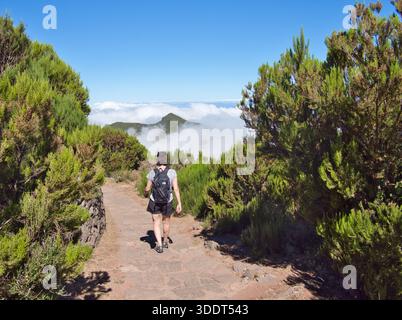 madeira-Ohio-Vereinigte Staaten-16. August 2023,Ein Tourist wandert auf dem bergigen Pfad zwischen Pico do Arieiro und Pico Ruivo in Madeira, Portugal, über A Stockfoto