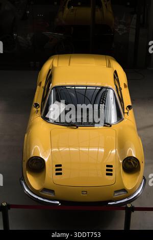 BERLIN-Deutschland-16. April 2025, Ein leuchtend gelber Sportwagen aus den 1970er Jahren Ferrari Dino 246 GT E, der auf einer Automobilausstellung oder einem Museum in Berli ausgestellt wird Stockfoto