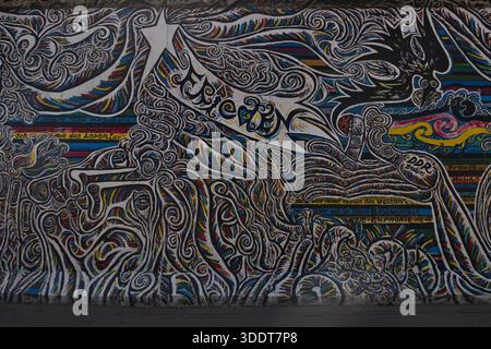 BERLIN-Deutschland-17. April 2025, Nahaufnahme des detaillierten und farbenfrohen Wandgraffiti auf der East Side Gallery, dem am längsten erhaltenen Abschnitt der East Side Gallery Stockfoto
