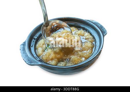 Gestochen aus geschmortem Fischschlamm in roter Sauce auf weiß isoliert. Stockfoto