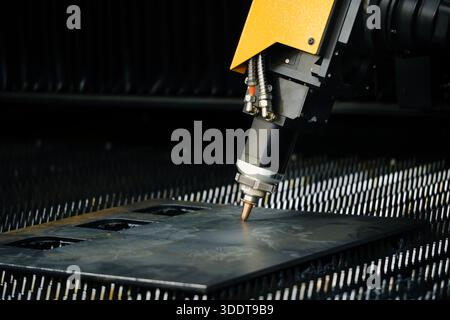 Faserlaserschneidemaschinenkopf mit Düse präzise schneiden Konturen in Blechplatten für die hochpräzise Teilefertigung Stockfoto