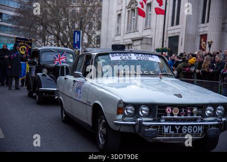 Künstler und Oldtimer nehmen an der Londoner Neujahrsparade 2026 teil. Stockfoto
