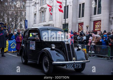 Künstler und Oldtimer nehmen an der Londoner Neujahrsparade 2026 teil. Stockfoto