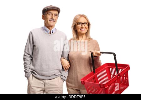 Glückliches reifes Paar mit einem roten Warenkorb auf weißem Hintergrund Stockfoto