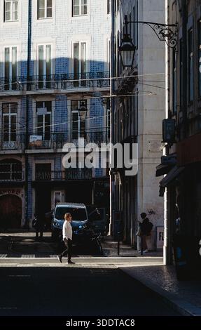 Lissabon, Portugal. Zu Fuß durch eine enge Stadtstraße, gesäumt von historischen Gebäuden im Zentrum von Lissabon. Stockfoto