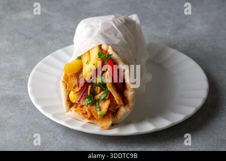 Griechische Huhn-Gyros in Pita-Brot gewickelt Stockfoto