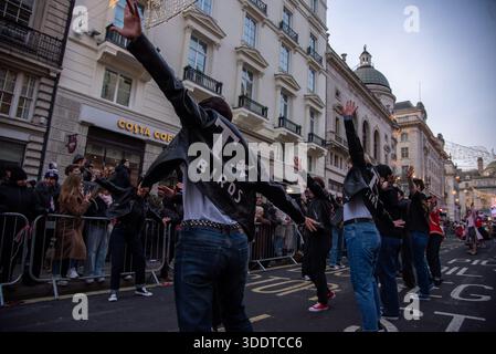 London, Großbritannien. Januar 2026. Darsteller, die während der Londoner Neujahrsparade 2026 zu sehen waren. Quelle: SOPA Images Limited/Alamy Live News Stockfoto