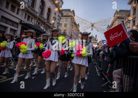 London, Großbritannien. Januar 2026. Darsteller, die während der Londoner Neujahrsparade 2026 zu sehen waren. Quelle: SOPA Images Limited/Alamy Live News Stockfoto