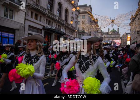 London, Großbritannien. Januar 2026. Darsteller, die während der Londoner Neujahrsparade 2026 zu sehen waren. Quelle: SOPA Images Limited/Alamy Live News Stockfoto