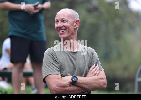 Fröhlicher Mann, der einen Outdoor-Moment genießt Stockfoto