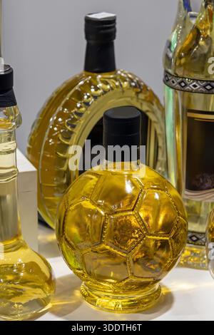 Einheimische hausgemachte Rakija Brandy Alkohol Getränk in Glasflaschen verkauft außerhalb auf dem lokalen Markt Stockfoto