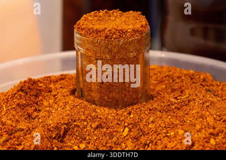 Scharfes, gemahlenes rotes Chili Paprika feuriges, fein gepudertes Gewürz aus getrockneten, gemahlenen roten Paprika, oft mit Samen und Stämmen für zusätzliche Hitze Stockfoto