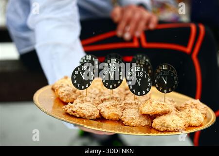Silvester Countdown-Appetithappen mit Clock-Topper auf einer Outdoor-Party Stockfoto