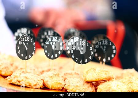 Silvester Countdown-Appetithappen mit Clock-Topper auf einer Outdoor-Party Stockfoto