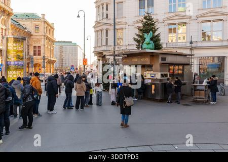 Bitzinger Würstelstand Hot Dog Stand, Albertina, Wien, Österreich. Stockfoto