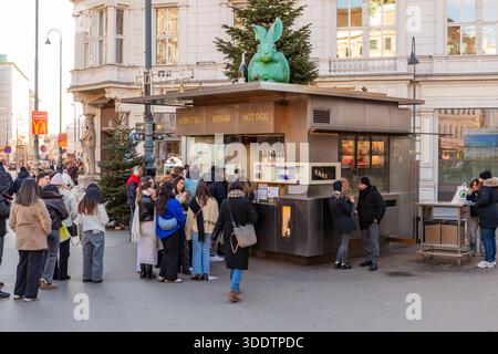 Bitzinger Würstelstand Hot Dog Stand, Albertina, Wien, Österreich. Stockfoto