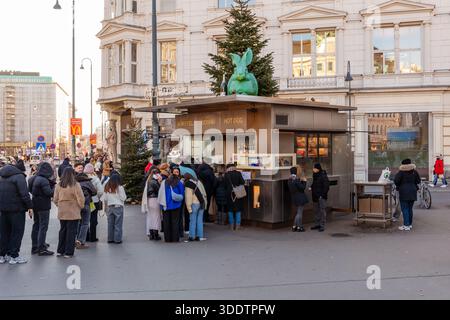Bitzinger Würstelstand Hot Dog Stand, Albertina, Wien, Österreich. Stockfoto