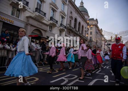 London, Großbritannien. Januar 2026. Darsteller, die während der Londoner Neujahrsparade 2026 zu sehen waren. Quelle: SOPA Images Limited/Alamy Live News Stockfoto