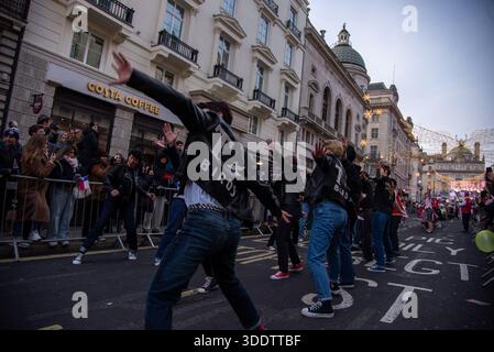 London, Großbritannien. Januar 2026. Darsteller, die während der Londoner Neujahrsparade 2026 zu sehen waren. Quelle: SOPA Images Limited/Alamy Live News Stockfoto