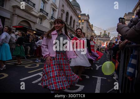 London, Großbritannien. Januar 2026. Darsteller, die während der Londoner Neujahrsparade 2026 zu sehen waren. Quelle: SOPA Images Limited/Alamy Live News Stockfoto