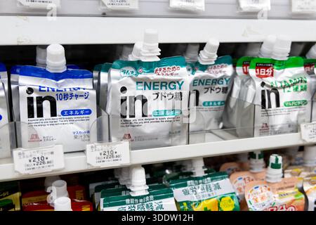 Auswahl von Energie-Gelee-Ergänzungsmitteln an einem Conbini in Japan Stockfoto