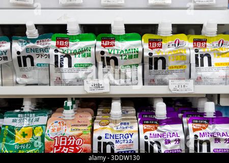 Auswahl von Energie-Gelee-Ergänzungsmitteln an einem Conbini in Japan Stockfoto