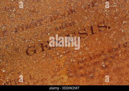 Genesis heilige Bibelseite auf einem rostigen Hintergrund aus Metallblech. Stockfoto