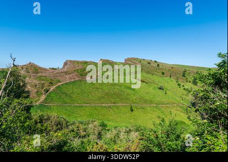 Salisbury Crags von Arhtur's Seat Wanderweg, sonniger Tag, Edinburgh, Schottland Stockfoto