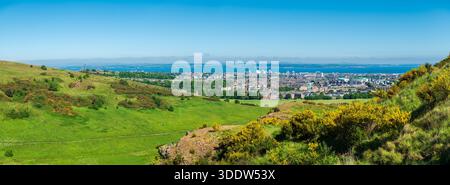 Großer Panoramablick auf Edinburgh vom Wanderweg zum Gipfel von Arthur's Seat, Nordsee im Hintergrund, heller sonniger Tag, Schottland Stockfoto