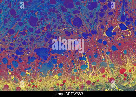 Farbenfrohe abstrakte ebru-Marmorierung mit fließenden flüssigen Mustern, perfekt für modernes Design, Drucke, Tapeten und kreative Hintergründe. Stockfoto